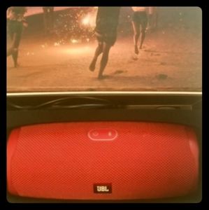 Jbl charge 4 water proof speaker